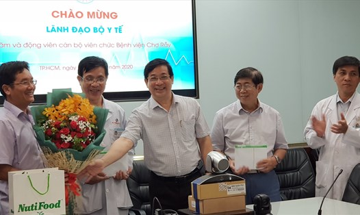Đại diện hơn 5.000 CBNV NutiFood, Ông Trần Thanh Hải-Chủ tịch HĐQT trao 600 triệu đồng cho 2 bệnh viện chữa thành công cho bệnh nhân 91.