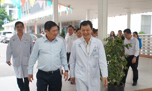 Chủ tịch UBND TPHCM Nguyễn Thành Phong (bên phải) trao đổi với Giám đốc Bệnh viện Chợ Rẫy TPHCM Nguyễn Tri Thức. Ảnh: Anh Nhàn