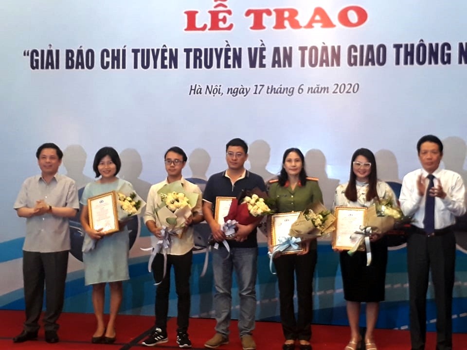 Bộ Trưởng Bộ Giao thông Vận tải Nguyễn Văn Thể trao giải B cho các tác giả đoạt giải. Ảnh: PV