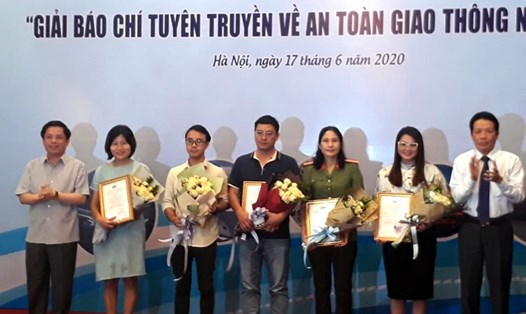 Bộ Trưởng Bộ Giao thông Vận tải Nguyễn Văn Thể trao giải B cho các tác giả đoạt giải. Ảnh: PV