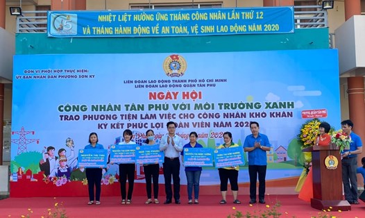 Người lao động có hoàn cảnh khó khăn được nhận kinh phí hỗ trợ của LĐLĐ quận Tân Phú (TPHCM) để mua phương tiện làm ăn. Ảnh: Đức Long