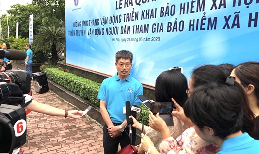 Đại diện BHXH Việt Nam trả lời phỏng vấn báo chí tại Lễ ra quân hưởng ứng Tháng vận động triển khai BHXH toàn dân, ngày 23.5. Ảnh: Thư Anh