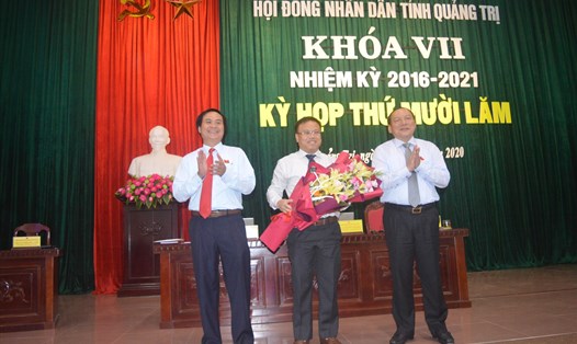 Ông Võ Văn Hưng (trái), ông Lê Đức Tiến (giữa) tại phiên họp HĐND tỉnh Quảng Trị ngày 9.6.2020. Ảnh Quangtri.gov.vn