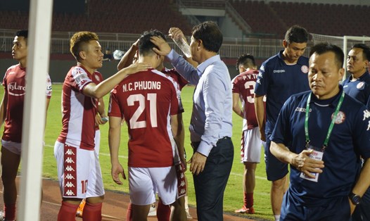Huấn luyện viên Chung Hae-seong cùng Phi Sơn, Đức Lương chia vui với Công Phượng sau trận thắng Viettel 3-0. Nguyễn Đăng.