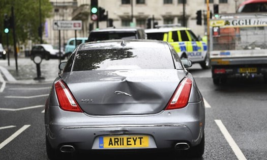 Vết móp sau xe chở thủ tướng Anh. Ảnh: AP.