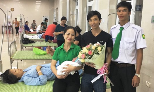 Đại diện công đoàn Cty Mai Linh Ninh Bình tới thăm và chúc mừng gia đình chị Yến tại Bệnh Viện Sản - Nhi Ninh Bình. Ảnh: NT