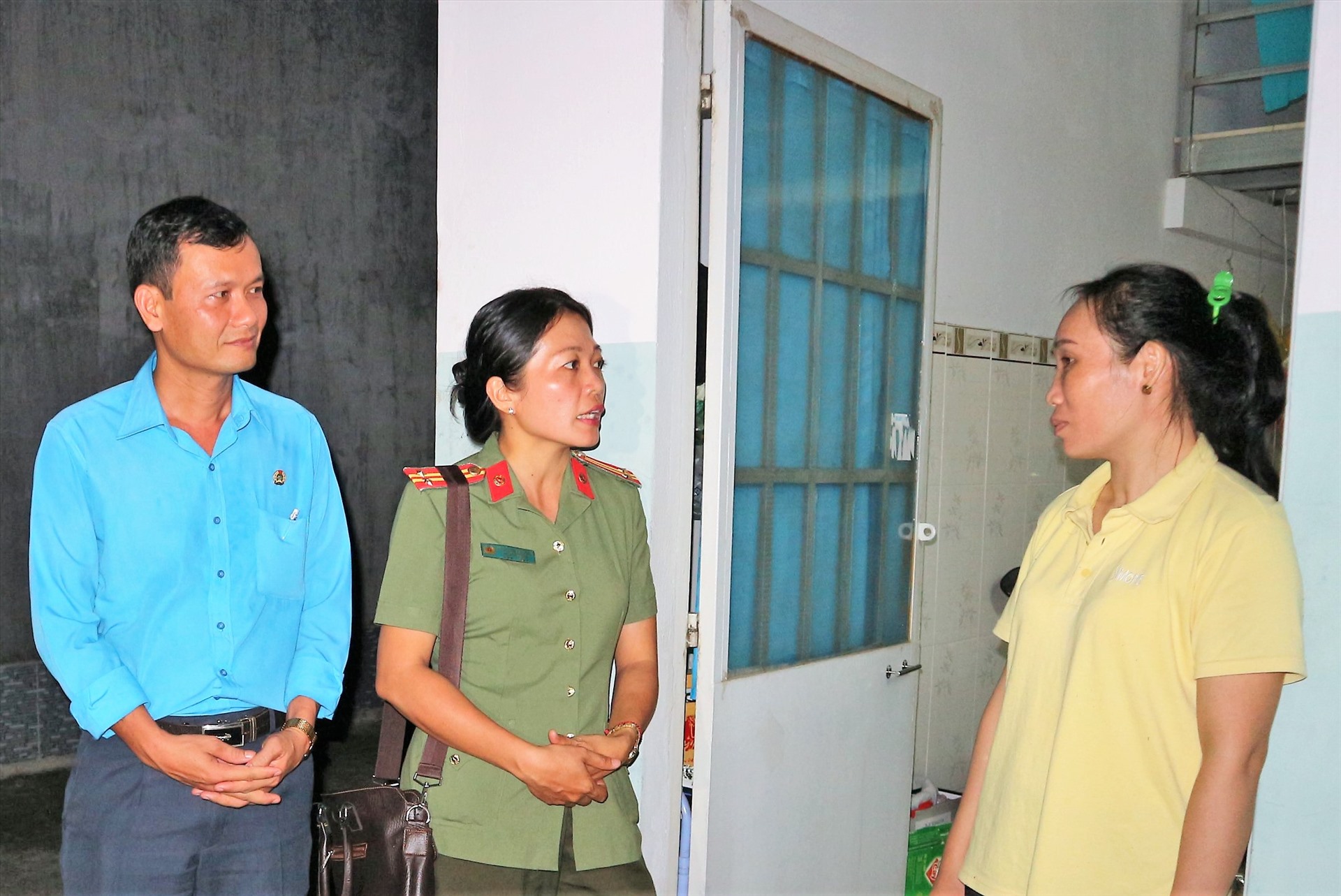 Đoàn công tác liên ngành thăm hỏi công nhân về tình hình an ninh trật tự ở khu nhà trọ CNTQ. Ảnh: Lý Oanh