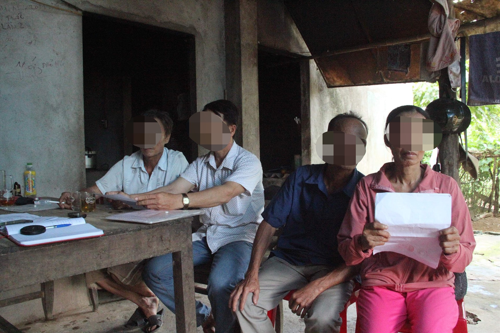 Người dân phản ánh về việc phải nộp tiền để được làm sổ đỏ. Ảnh: NĐ.