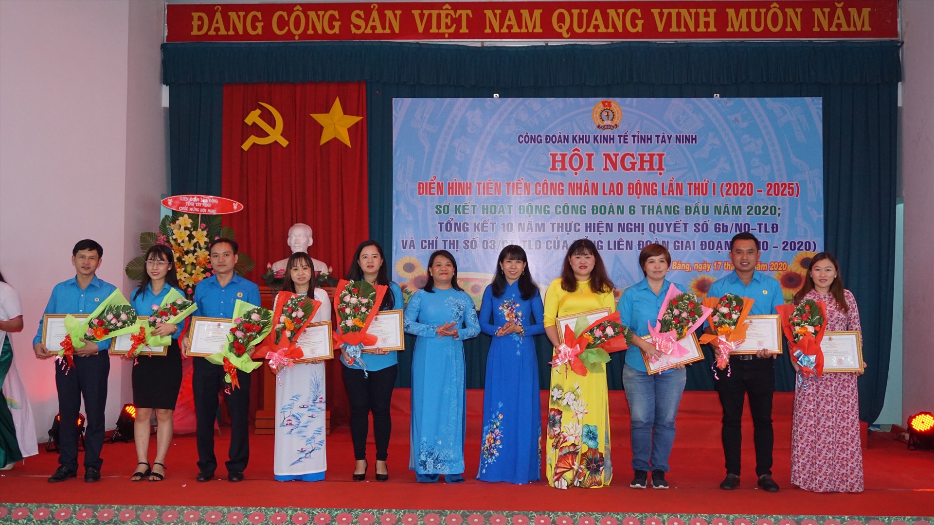 Tặng Bằng khen cho các tập thể, cá nhân đạt thành tích. Ảnh LĐLĐ Tây Ninh