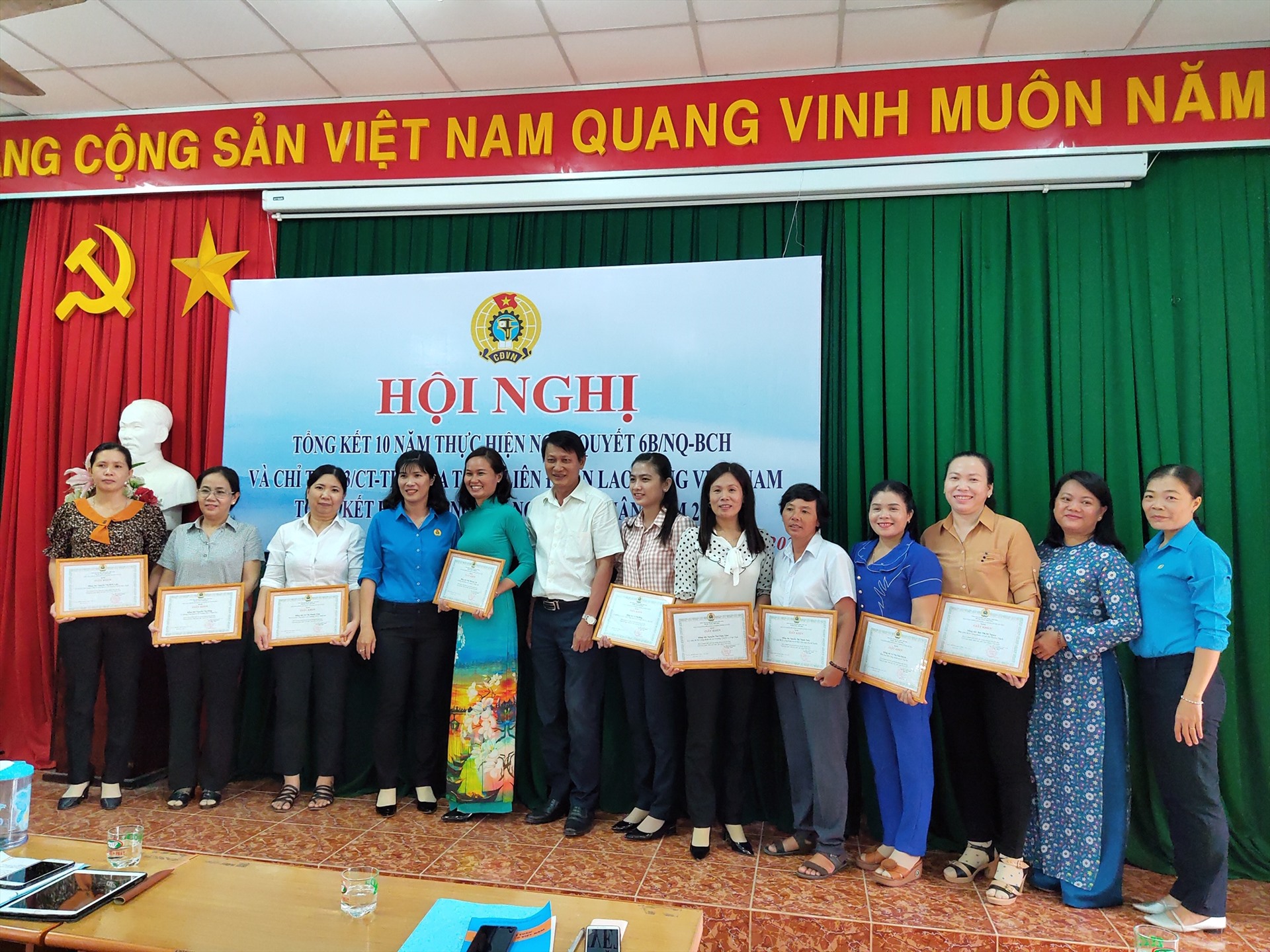 Tặng giấy khen cho các tập thể, cá nhân đạt thành tích. Ảnh LĐLĐ Tây Ninh