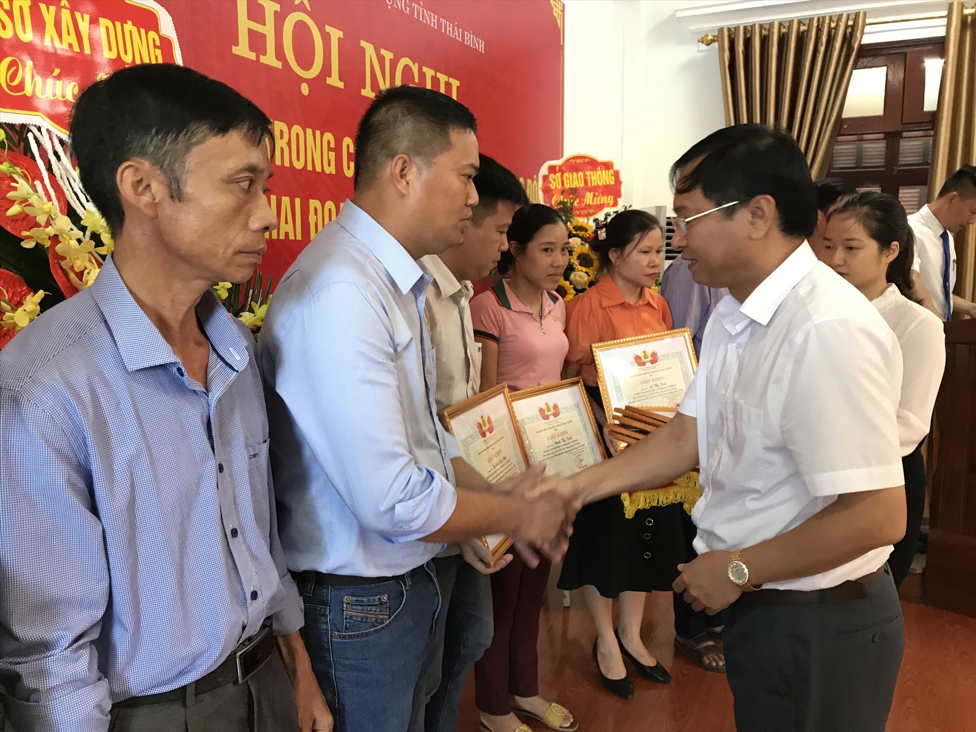Nguyễn Trọng Vĩnh- Phó giám đốc Sở GTVT trao giấy khen cho các cá nhân. Ảnh: Bá Mạnh