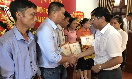 Nguyễn Trọng Vĩnh- Phó giám đốc Sở GTVT trao giấy khen cho các cá nhân. Ảnh: Bá Mạnh