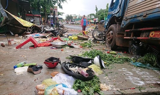 Tai nạn xảy ra tại chợ ven đường thuộc xã Đắk R'la, huyện Đắk Mil, Đắk Nông. Ảnh: Hữu Long