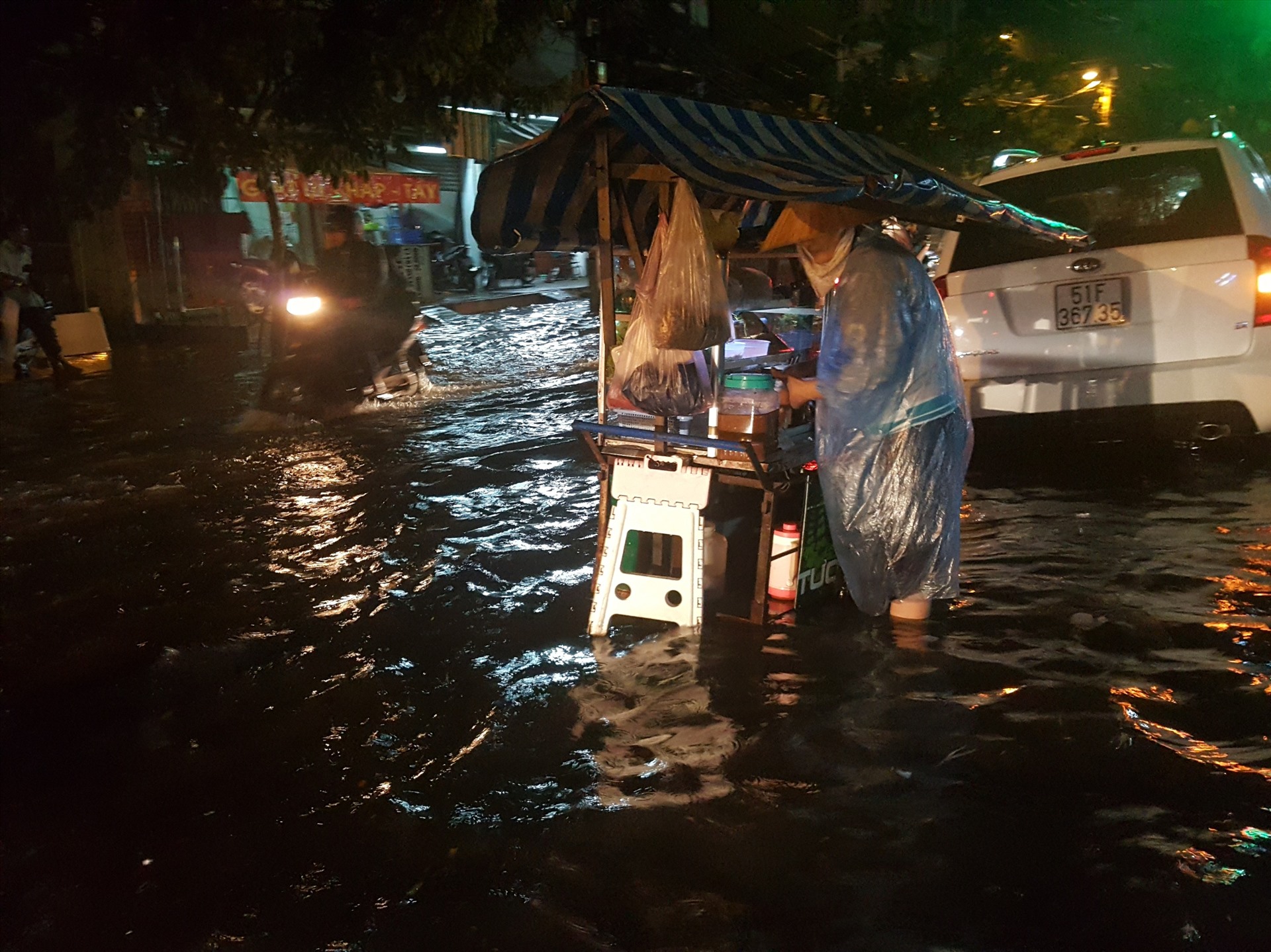 EVNHCMC đưa ra nhiều phương án đảm bảo an toàn điện ở khu vực ngập úng. Ảnh: HỮU HUY