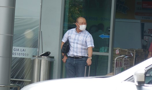 Huấn luyện viên Park Hang-seo chờ đợi xe sau khi xuống sân bay Pleiku. Ảnh: Nguyễn Đăng.