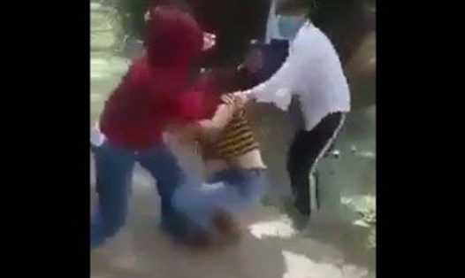 Hai học sinh đánh nhau trong rừng. Ảnh: Cắt từ clip