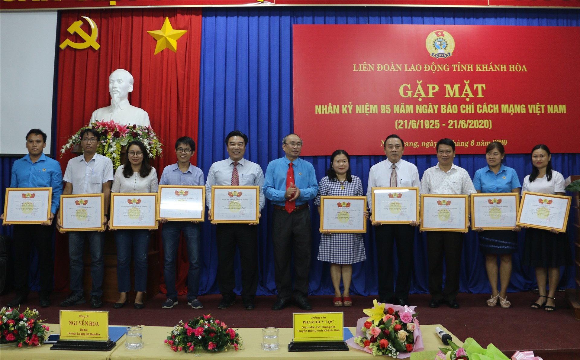 Đồng chí Nguyễn Hòa - Chủ tịch LĐLĐ tỉnh Khánh Hòa tặng bằng khen cho các cá nhân xuất sắc