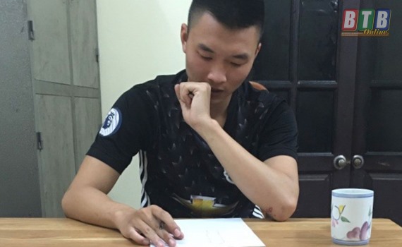 Đối tượng Hoàng Thế Vinh tại cơ quan điều tra. Ảnh Báo Thái Bình