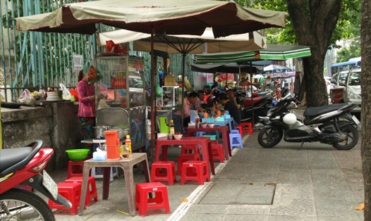 Vỉa hè đường Nguyễn Thái Bình (quận 1) trở thành điểm buôn bán quán ăn. Ảnh: Minh Quân