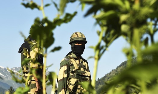 Các binh sĩ lực lượng an ninh biên giới Ấn Độ (BSF) bảo vệ một đường cao tốc dẫn tới Leh, biên giới với Trung Quốc ở Gagangir, Ấn Độ. Ảnh: AFP.