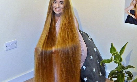 Với bộ tóc dài tới 1,55m, cô Malgorzata Kulczyk được mệnh danh là công chúa tóc mây ngoài đời thực. Ảnh: Daily Mail