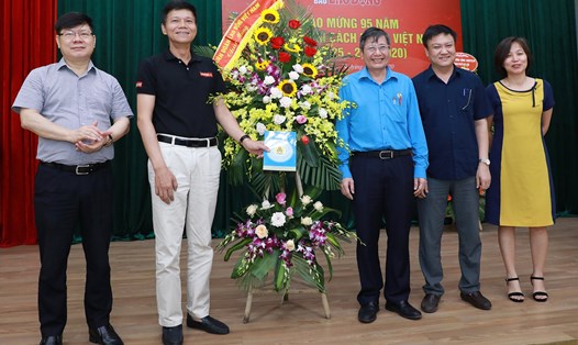 Phó Chủ tịch Thường trực Tổng LĐLĐVN Trần Thanh Hải (thứ ba từ phải sang) tặng hoa chúc mừng tập thể Báo Lao Động. Ảnh: Hải Nguyễn