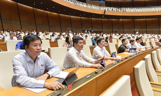 Các đại biểu Quốc hội nhấn nút biểu quyết thông qua Nghị quyết. Ảnh:Quốc hội