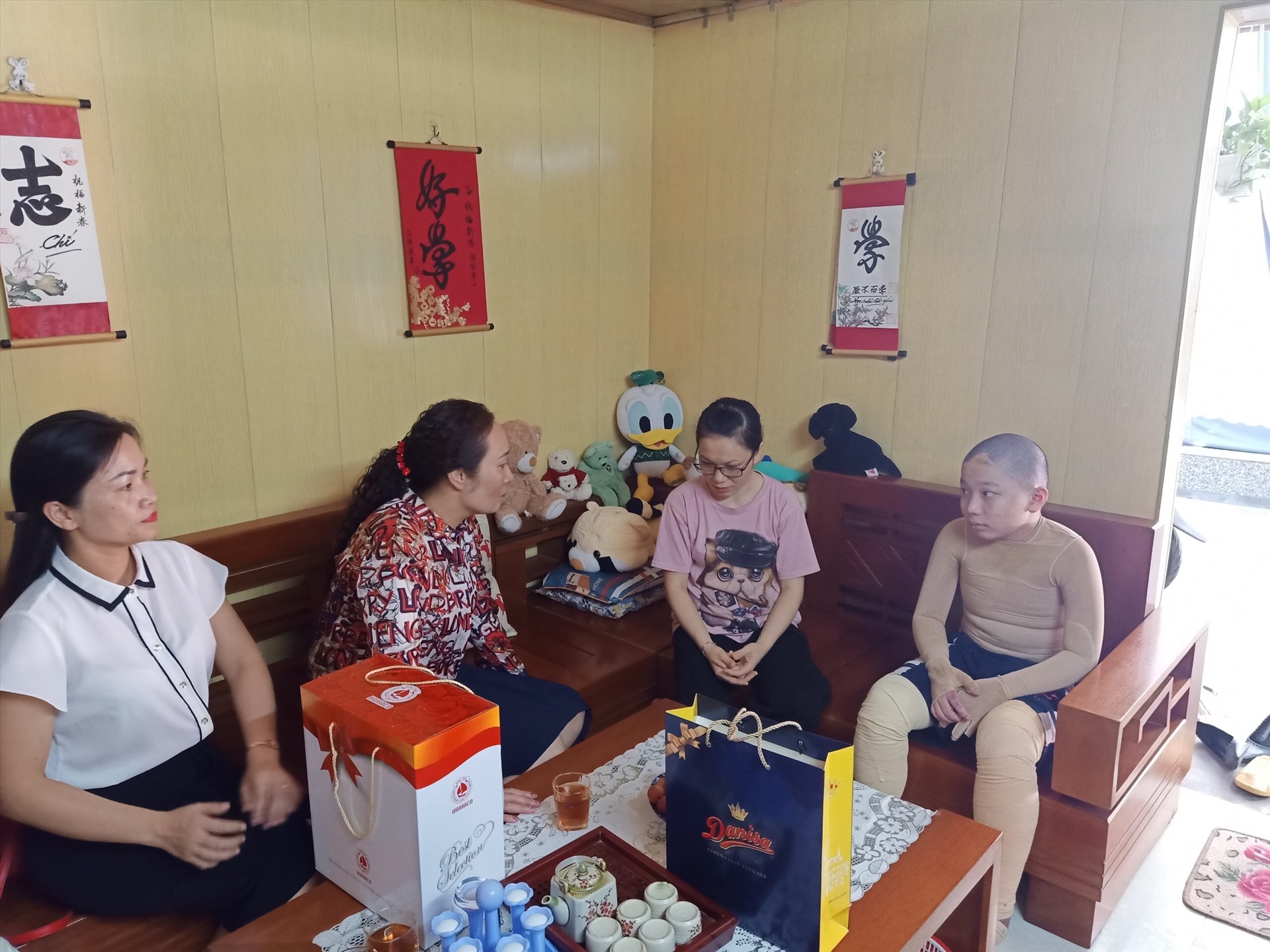 Đại diện LĐLĐ tỉnh Hải Dương động viên gia đình đoàn viên. Ảnh: Diệu Thuý