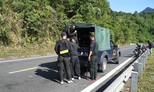 Các nhóm cảnh sát liên tục tuần hành trên đèo Hải Vân, Đà Nẵng để truy tìm phạm nhân Triệu Quân Sự. Ảnh: Hồ Văn