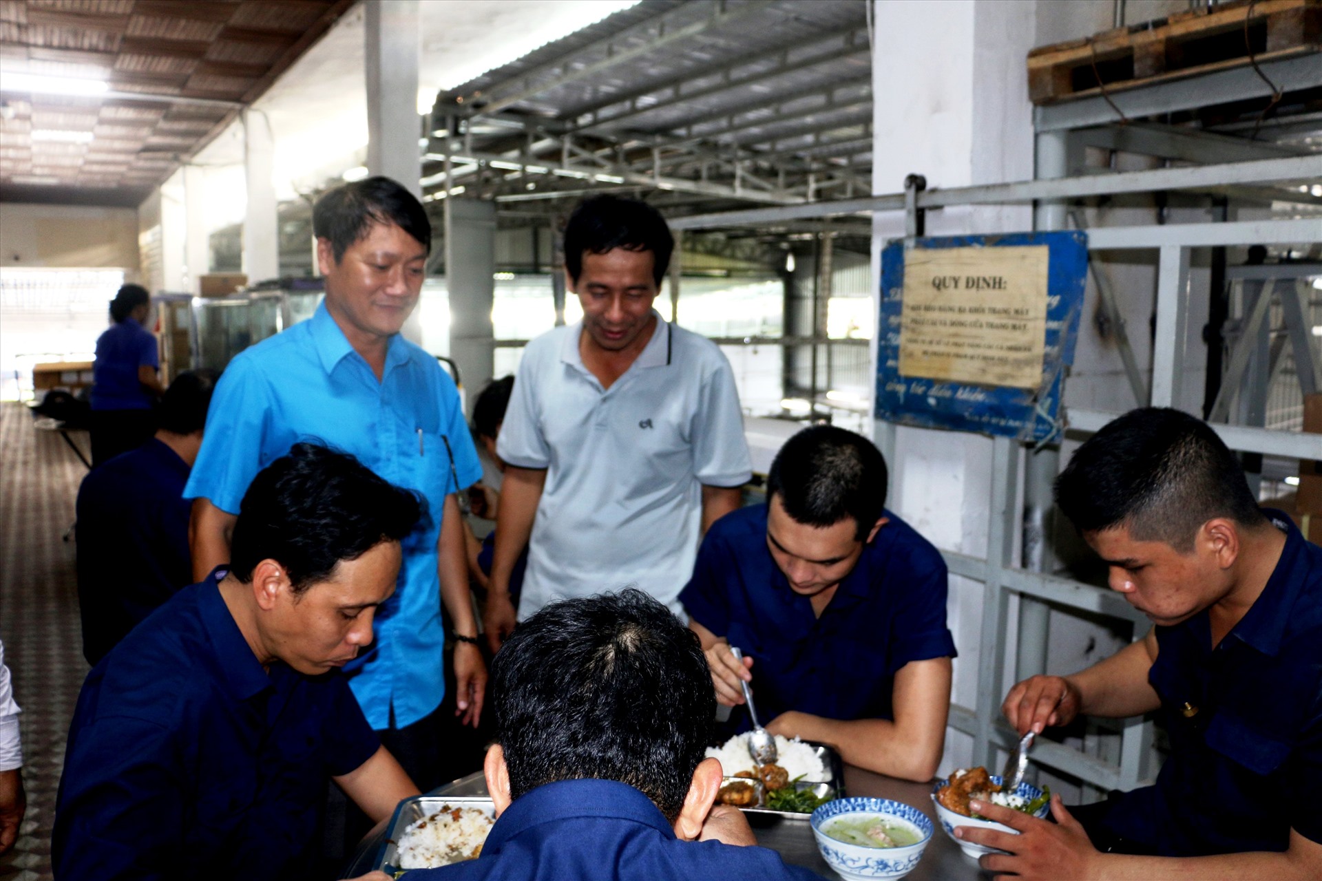 Đồng chí Ngô Anh Duyệt - Chủ tịch LĐLĐ TP. Nha Trang đến thăm bữa ăn của CNLĐ Công ty CP In & Thương Mại Khánh Hòa