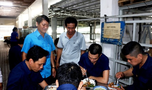 Đồng chí Ngô Anh Duyệt - Chủ tịch LĐLĐ TP. Nha Trang đến thăm bữa ăn của CNLĐ Công ty CP In & Thương Mại Khánh Hòa
