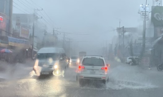 Những lưu ý khi lái xe trong điều kiện thời tiết mưa, bão. Ảnh Quân Trường