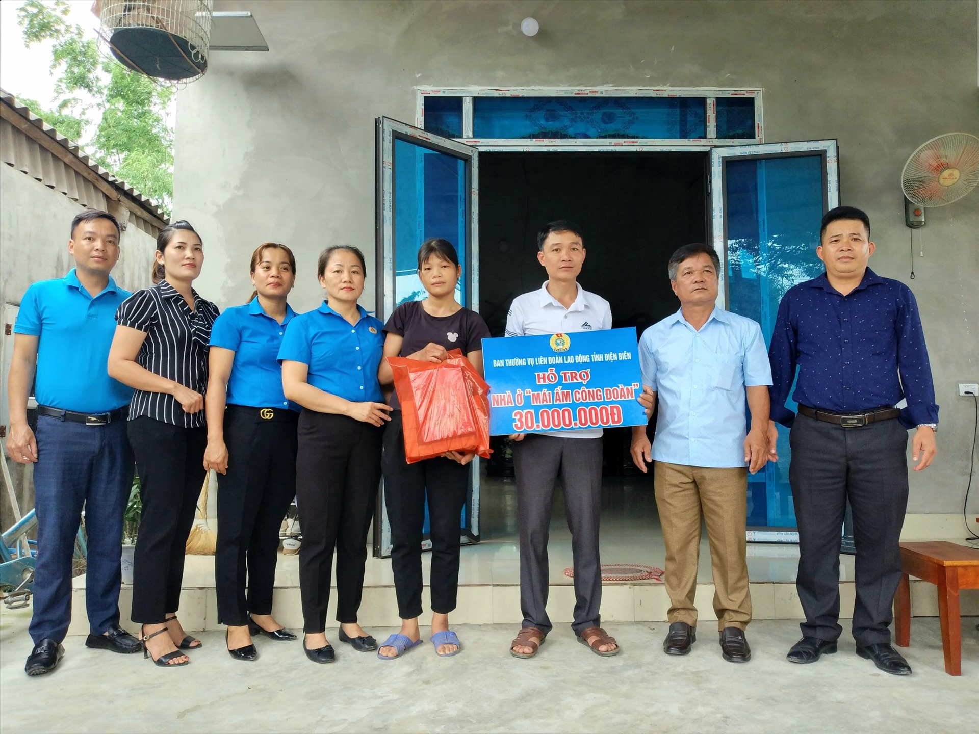 Đồng chí Lầu Thị Thanh Hương trao hỗ trợ nhà cho đoàn viên Tòng Văn Thức - CĐCS xã Thanh Yên, huyện Điện Biên. Ảnh: Nguyễn Cường