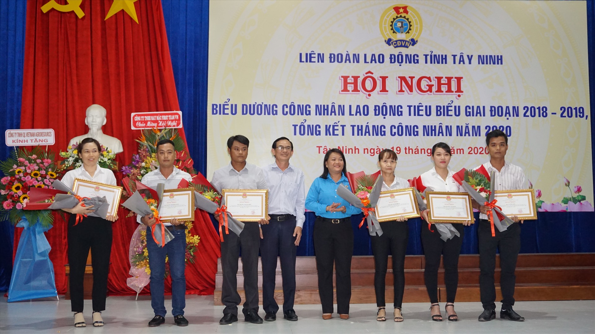 Tặng Bằng khen của UBND tỉnh cho các cá nhân tiêu biểu. Ảnh LĐLĐ Tây Ninh
