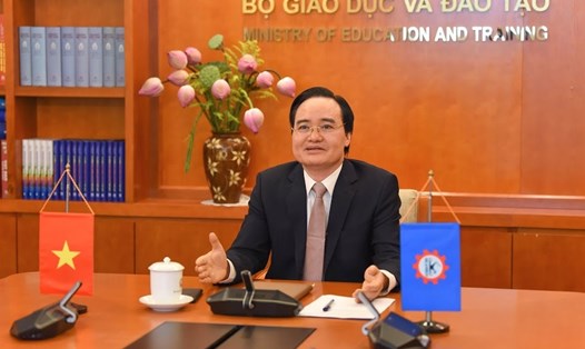 Bộ trưởng Phùng Xuân Nhạ chia sẻ kinh nghiệm của Việt Nam trong việc đảm bảo an toàn cho học sinh khi trở lại trường. Ảnh: Bộ GDĐT