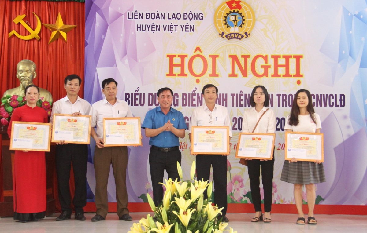 Đồng chí Nguyễn Văn Bắc, Phó Chủ tịch Liên đoàn Lao động tỉnh tuyên dương các tập thể xuất sắc. Ảnh: Việt Yên.