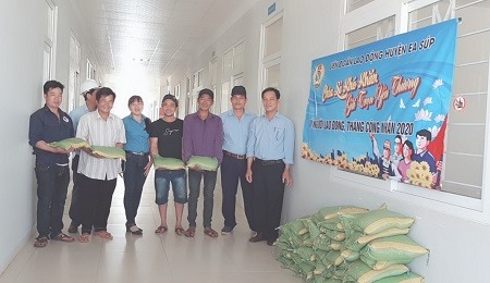 Thường trực LĐLĐ huyện Ea Súp tặng quà công nhân Nhà máy Mía đường Ea Súp. Ảnh: Lin Xong