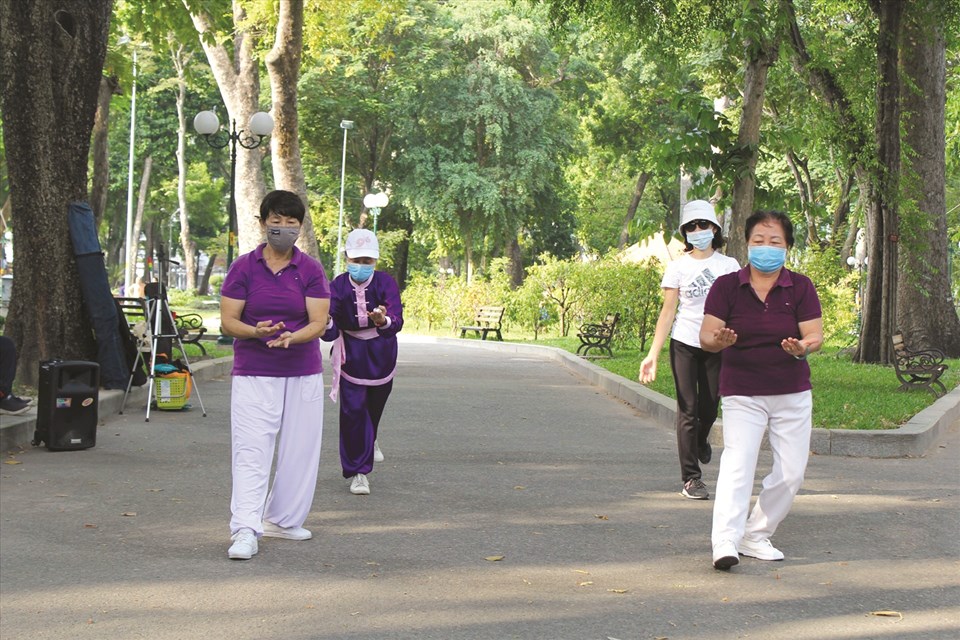 Tập thể dục đều đặn hàng ngày và tránh tập thể dục nặng sau bữa tối là một trong những cách để cải thiện chứng mất ngủ ở người lớn tuổi. Ảnh: Hà Thanh Tập thể dục đều đặn hàng ngày và tránh tập thể dục nặng sau bữa tối là một trong những cách để cải thiện chứng mất ngủ ở người lớn tuổi. Ảnh: Hà Thanh