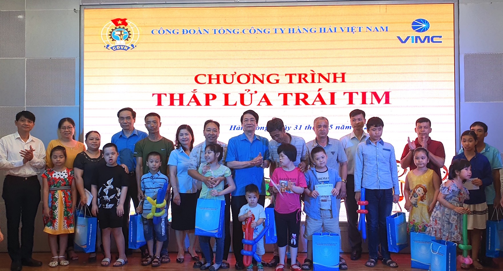Lãnh đạo Công đoàn Tổng công ty đã trao 106 suất quà cho các cháu và gia đình. Ảnh: Phương Phương.