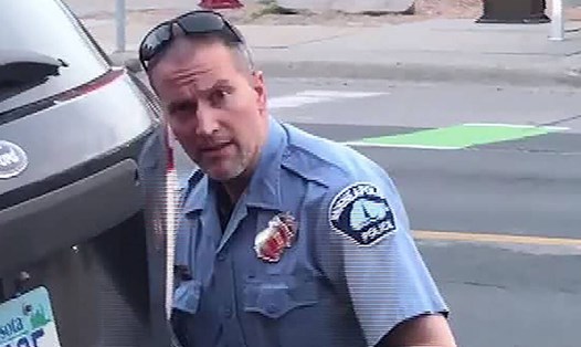 Cảnh sát Derek Chauvin trong video ghì chết George Floyd. Ảnh chụp màn hình