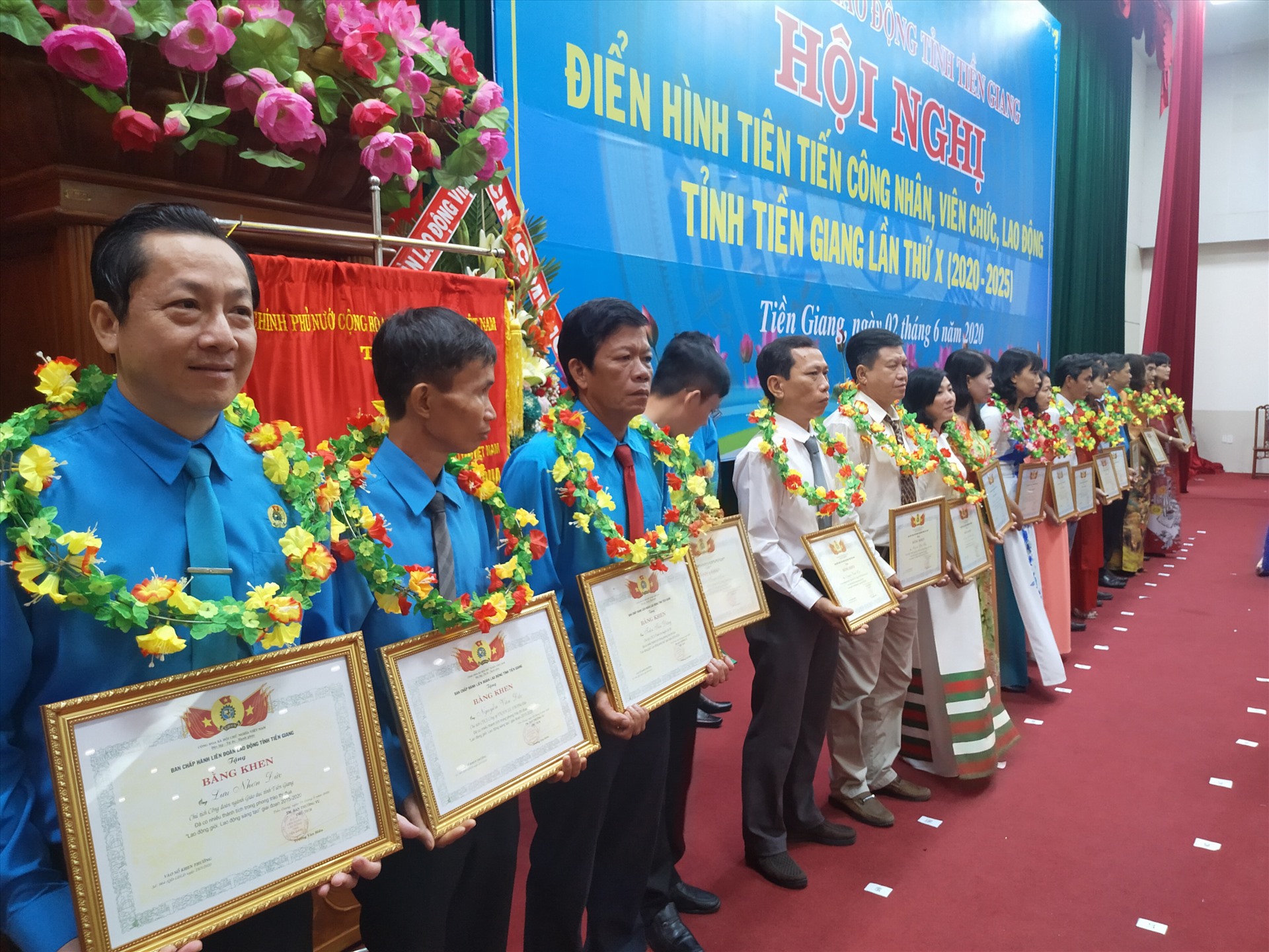 Tuyên dương, khen thưởng người lao động tại hội nghị. Ảnh: K.Q