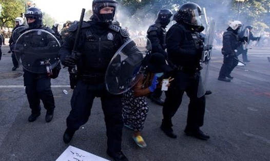 Cảnh sát xuất hiện trong vụ biểu tình sau cái chết của George Floyd. Ảnh: AFP