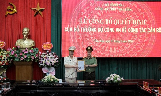 Thượng tá Vũ Mạnh Hà nhận quyết định điều động, bổ nhiệm của Bộ trưởng Bộ Công an. Ảnh Công an tỉnh Thái Bình