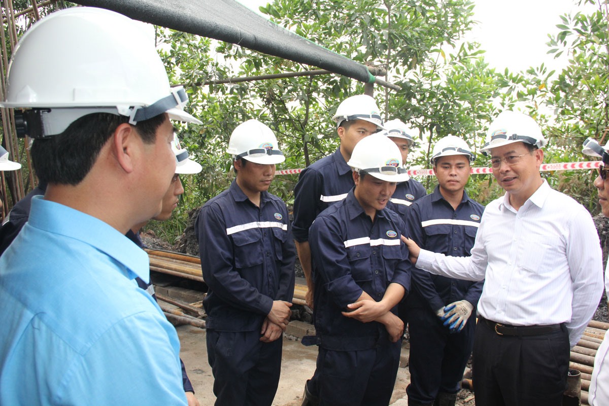 Tập đoàn Than khoáng sản thăm và tặng quà công nhân lao động. Nguồn: TKV