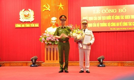 Thứ trưởng Nguyễn Duy Ngọc (trái) trao quyết định bổ nhiệm Đại tá Đặng Hồng Đức giữ chức vụ Giám đốc Công an tỉnh Yên Bái. Ảnh: Yenbaitv.