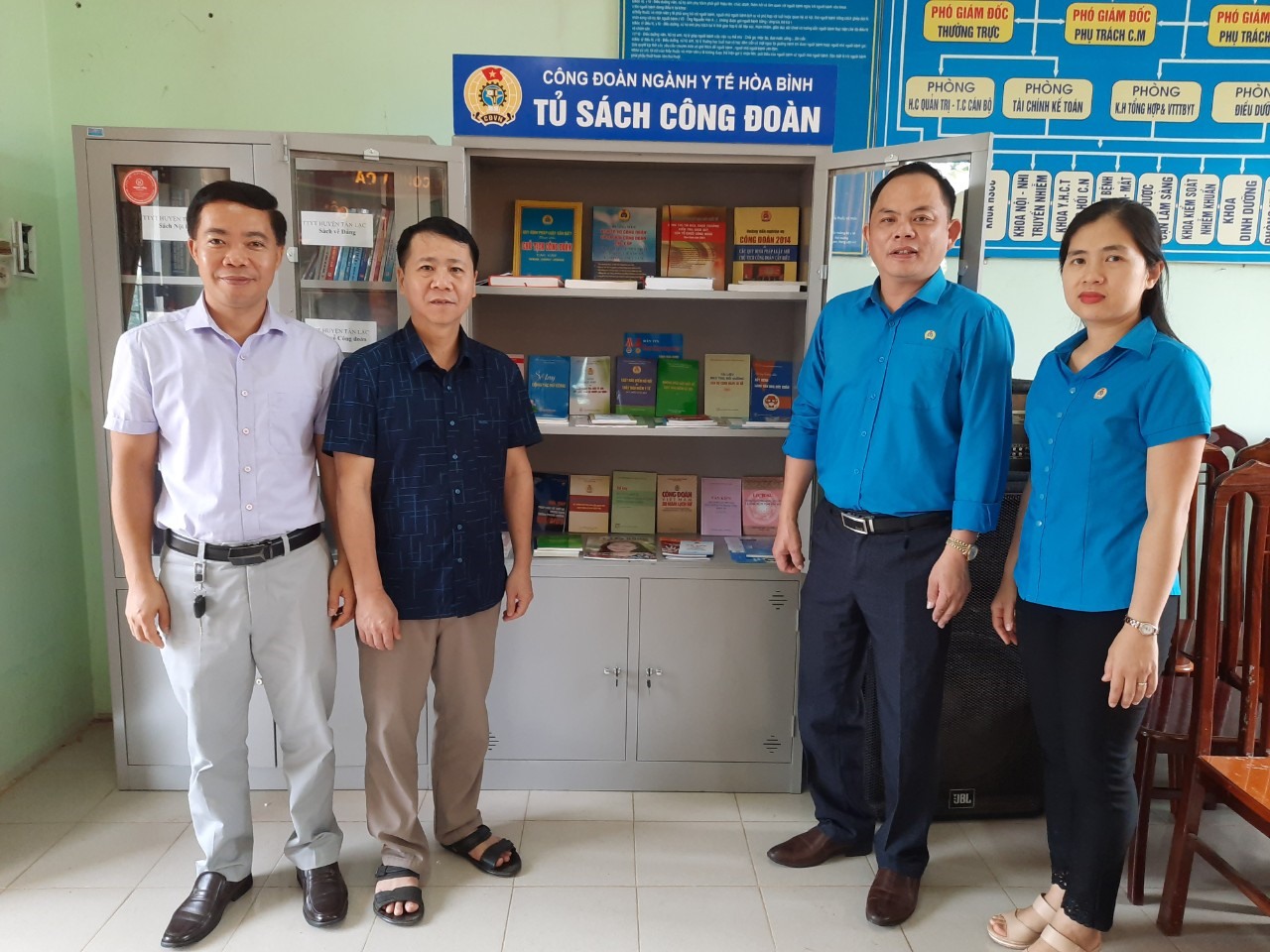 Công đoàn ngành Y tế tỉnh Hoà Bình trao Tủ sách Công đoàn cho công đoàn cơ sở. Ảnh: Bạch Tuyết.
