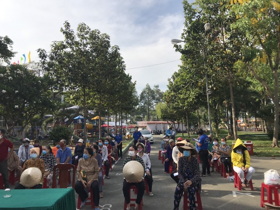 Người dân khó khăn đi nhận quà từ chương trình "chuyến xe yêu thương" trong mùa dịch COVID 19 (ảnh minh họa). Ảnh: Minh Khang Người dân khó khăn đi nhận quà từ chương trình "chuyến xe yêu thương" trong mùa dịch COVID 19 (ảnh minh họa). Ảnh: Minh Khang