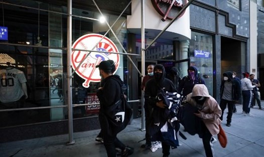 Cảnh cướp bóc, phá hoại diễn ra trên khắp thành phố, đặc biệt nhắm vào các cửa hàng xa xỉ ở khu vực trung tâm. Ảnh: AFP