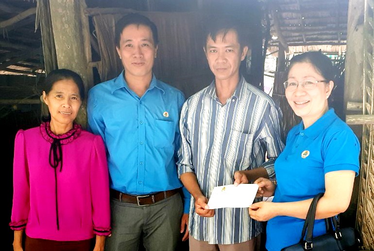 LĐLĐ huyện Cờ Đỏ (TP.Cần Thơ) trao hỗ trợ cho đoàn viên bị ảnh hưởng do mưa, giông lốc. Ảnh: Thành Nhân