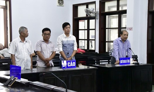 Các bị cáo và người tham gia tố tụng trong vụ án "Giả mạo trong công tác" xảy ra tại Khu đô thị Hoàng Long. Ảnh: Nhiệt Băng